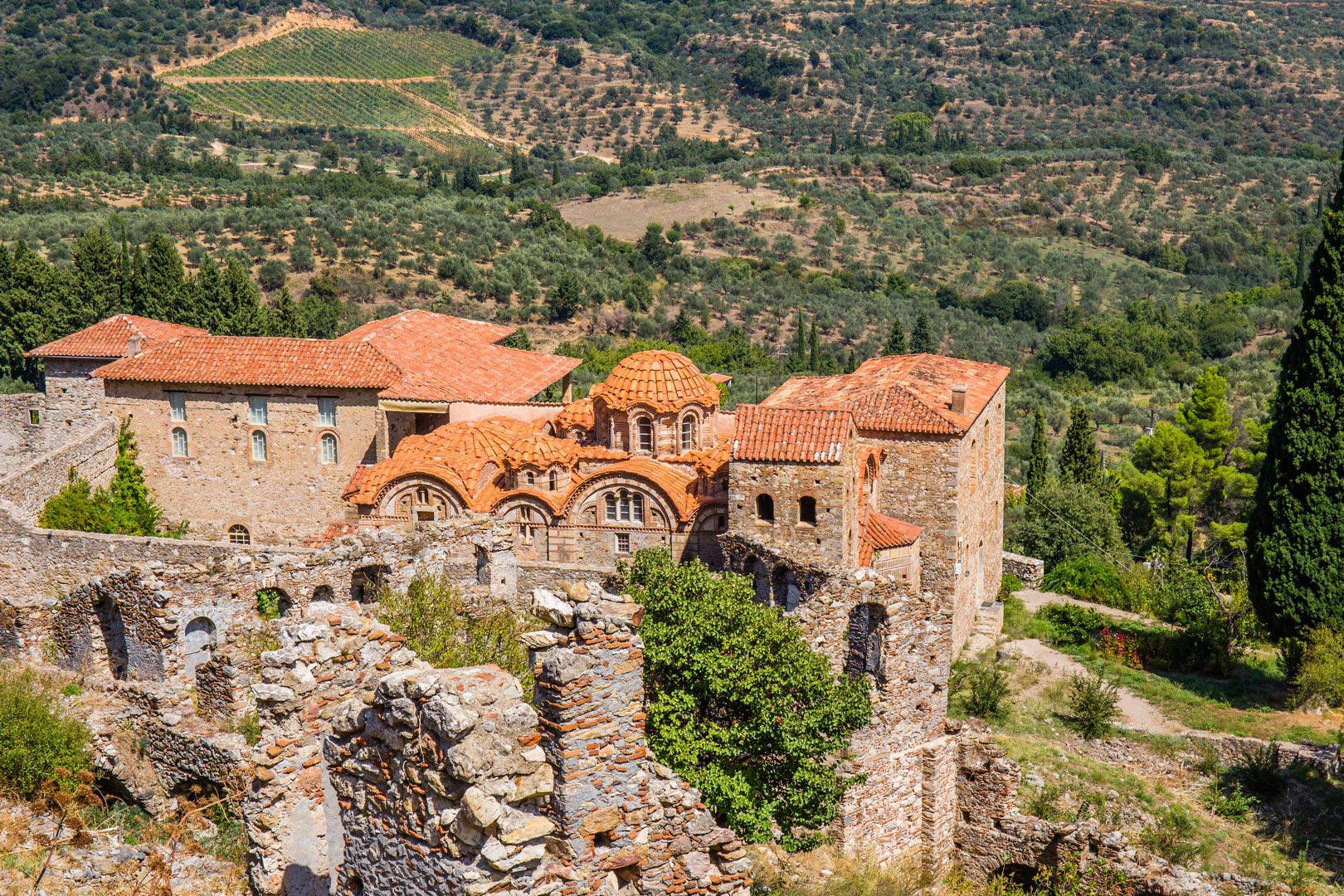 Byzantine-church-in-medieval-city-of-Mystras---Imagen-shutterstock_235386601